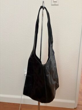 Sleek Black Leather Shoulder Bag - Minimal Everyday Carry